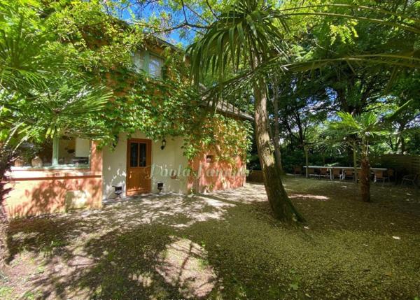 Château XIXe de 1100m2 avec maison de gardien et dépendances