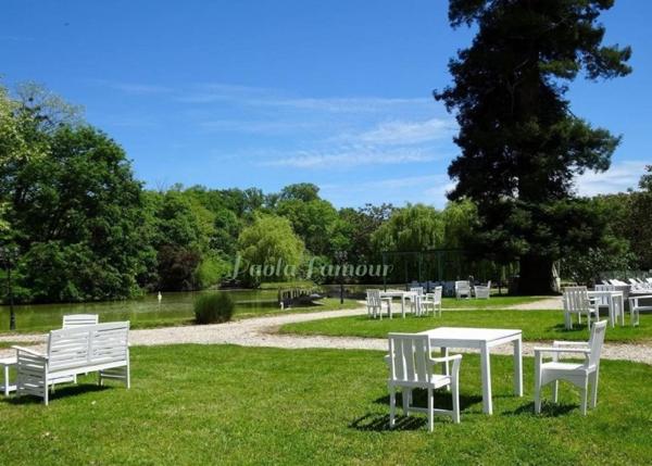 Château XIXe de 1100m2 avec maison de gardien et dépendances