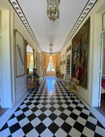 Château XIXe de 1100m2 avec maison de gardien et dépendances