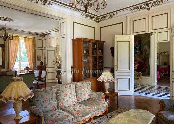 Château XIXe de 1100m2 avec maison de gardien et dépendances