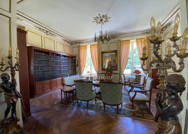 Château XIXe de 1100m2 avec maison de gardien et dépendances