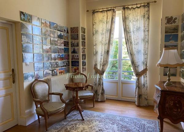 Château XIXe de 1100m2 avec maison de gardien et dépendances