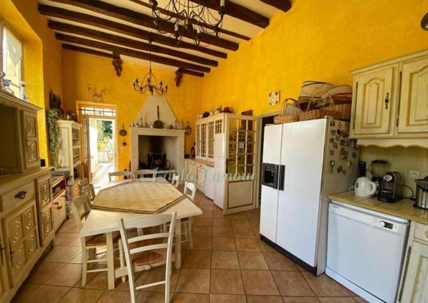 Château XIXe de 1100m2 avec maison de gardien et dépendances