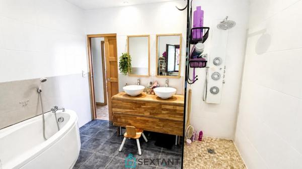 MAISON CONTEMPORAINE DE PLAIN-PIED – 250 m² HABITABLES – TERRAIN DE 3 300 m² – DPE B