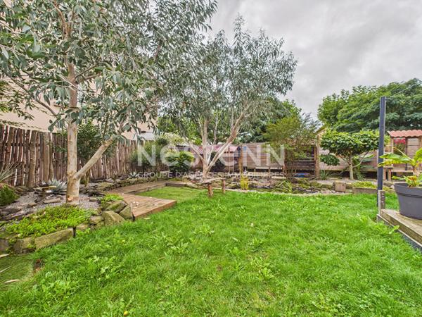 A Vendre à Aurillac, quartier Marmiers, Maison mitoyenne de type 7 avec garage et jardin paysagé.