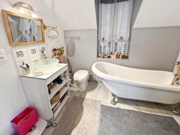 LE MANS Quartier Croix de Pierre / Les Maillets Maison de type longère 2 chambres et un bureau