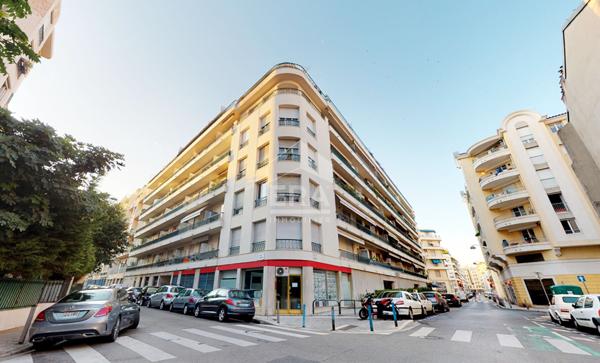NICE - FLEURS : VASTE 3 PIÈCES TRAVERSANT AVEC BALCONS