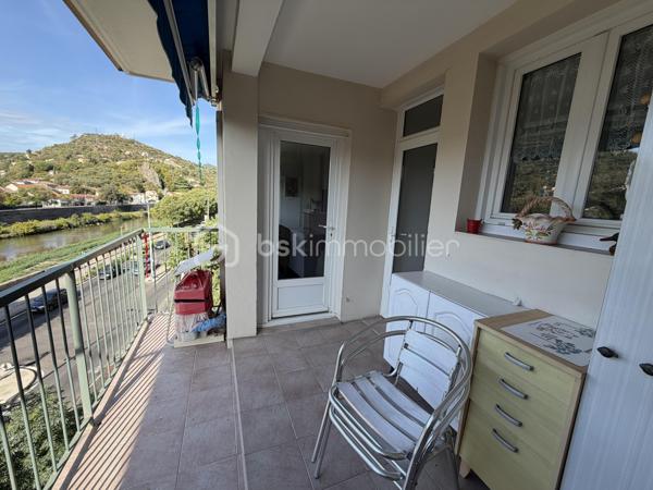 Superbe appartement T2 en très bon état, idéalement situé en bordure du centre-ville, offrant un cadre de vie pratique où tout se fait à pied tout en restant au calme.

Les points forts du bien :
 Aucun travaux à prévoir : appartement soigné, vous n'avez plus qu'à poser vos valises.

 Pièce de vie confortable : salon spacieux et climatisé.

 Espace extérieur : belle loggia pour profiter des beaux jours.

 Côté Accessibilité : situé dans une copropriété bien entretenue avec ascenseur.
Annexes & Stationnement :
 Une cave privative, parfaite pour le stockage.
 Accès au parking commun de la résidence pour se garer facilement.

Informations financières :
 Faibles charges de copropriété : seulement 45 € / mois.
Idéal pour un premier achat, un pied-à-terre ou un investissement locatif clef en main.

Diagnostics en cours / Disponibilité immédiate.

Contactez-moi par message ou téléphone pour organiser une visite !