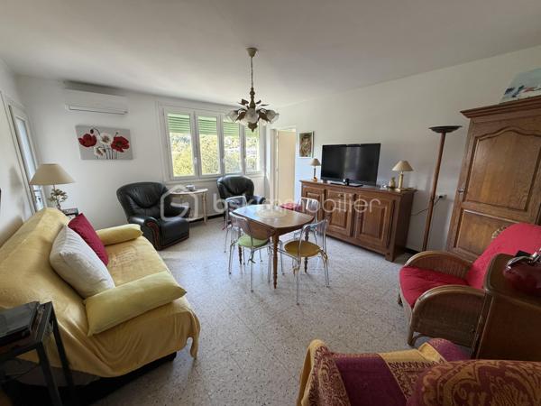 Superbe appartement T2 en très bon état, idéalement situé en bordure du centre-ville, offrant un cadre de vie pratique où tout se fait à pied tout en restant au calme.

Les points forts du bien :
 Aucun travaux à prévoir : appartement soigné, vous n'avez plus qu'à poser vos valises.

 Pièce de vie confortable : salon spacieux et climatisé.

 Espace extérieur : belle loggia pour profiter des beaux jours.

 Côté Accessibilité : situé dans une copropriété bien entretenue avec ascenseur.
Annexes & Stationnement :
 Une cave privative, parfaite pour le stockage.
 Accès au parking commun de la résidence pour se garer facilement.

Informations financières :
 Faibles charges de copropriété : seulement 45 € / mois.
Idéal pour un premier achat, un pied-à-terre ou un investissement locatif clef en main.

Diagnostics en cours / Disponibilité immédiate.

Contactez-moi par message ou téléphone pour organiser une visite !