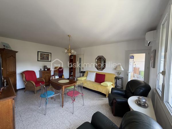 Superbe appartement T2 en très bon état, idéalement situé en bordure du centre-ville, offrant un cadre de vie pratique où tout se fait à pied tout en restant au calme.

Les points forts du bien :
 Aucun travaux à prévoir : appartement soigné, vous n'avez plus qu'à poser vos valises.

 Pièce de vie confortable : salon spacieux et climatisé.

 Espace extérieur : belle loggia pour profiter des beaux jours.

 Côté Accessibilité : situé dans une copropriété bien entretenue avec ascenseur.
Annexes & Stationnement :
 Une cave privative, parfaite pour le stockage.
 Accès au parking commun de la résidence pour se garer facilement.

Informations financières :
 Faibles charges de copropriété : seulement 45 € / mois.
Idéal pour un premier achat, un pied-à-terre ou un investissement locatif clef en main.

Diagnostics en cours / Disponibilité immédiate.

Contactez-moi par message ou téléphone pour organiser une visite !