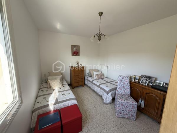 Superbe appartement T2 en très bon état, idéalement situé en bordure du centre-ville, offrant un cadre de vie pratique où tout se fait à pied tout en restant au calme.

Les points forts du bien :
 Aucun travaux à prévoir : appartement soigné, vous n'avez plus qu'à poser vos valises.

 Pièce de vie confortable : salon spacieux et climatisé.

 Espace extérieur : belle loggia pour profiter des beaux jours.

 Côté Accessibilité : situé dans une copropriété bien entretenue avec ascenseur.
Annexes & Stationnement :
 Une cave privative, parfaite pour le stockage.
 Accès au parking commun de la résidence pour se garer facilement.

Informations financières :
 Faibles charges de copropriété : seulement 45 € / mois.
Idéal pour un premier achat, un pied-à-terre ou un investissement locatif clef en main.

Diagnostics en cours / Disponibilité immédiate.

Contactez-moi par message ou téléphone pour organiser une visite !