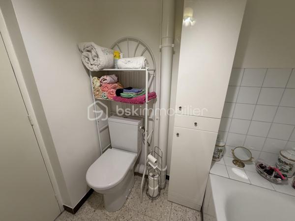 Superbe appartement T2 en très bon état, idéalement situé en bordure du centre-ville, offrant un cadre de vie pratique où tout se fait à pied tout en restant au calme.

Les points forts du bien :
 Aucun travaux à prévoir : appartement soigné, vous n'avez plus qu'à poser vos valises.

 Pièce de vie confortable : salon spacieux et climatisé.

 Espace extérieur : belle loggia pour profiter des beaux jours.

 Côté Accessibilité : situé dans une copropriété bien entretenue avec ascenseur.
Annexes & Stationnement :
 Une cave privative, parfaite pour le stockage.
 Accès au parking commun de la résidence pour se garer facilement.

Informations financières :
 Faibles charges de copropriété : seulement 45 € / mois.
Idéal pour un premier achat, un pied-à-terre ou un investissement locatif clef en main.

Diagnostics en cours / Disponibilité immédiate.

Contactez-moi par message ou téléphone pour organiser une visite !