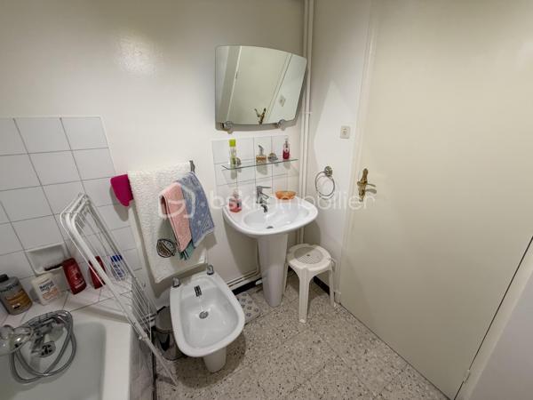 Superbe appartement T2 en très bon état, idéalement situé en bordure du centre-ville, offrant un cadre de vie pratique où tout se fait à pied tout en restant au calme.

Les points forts du bien :
 Aucun travaux à prévoir : appartement soigné, vous n'avez plus qu'à poser vos valises.

 Pièce de vie confortable : salon spacieux et climatisé.

 Espace extérieur : belle loggia pour profiter des beaux jours.

 Côté Accessibilité : situé dans une copropriété bien entretenue avec ascenseur.
Annexes & Stationnement :
 Une cave privative, parfaite pour le stockage.
 Accès au parking commun de la résidence pour se garer facilement.

Informations financières :
 Faibles charges de copropriété : seulement 45 € / mois.
Idéal pour un premier achat, un pied-à-terre ou un investissement locatif clef en main.

Diagnostics en cours / Disponibilité immédiate.

Contactez-moi par message ou téléphone pour organiser une visite !