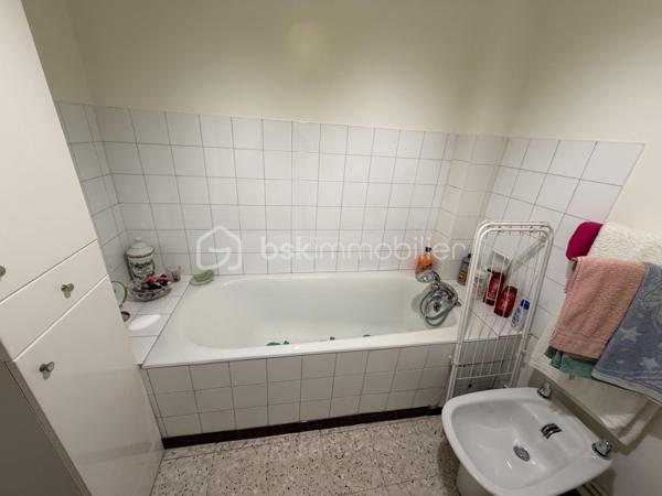 Superbe appartement T2 en très bon état, idéalement situé en bordure du centre-ville, offrant un cadre de vie pratique où tout se fait à pied tout en restant au calme.

Les points forts du bien :
 Aucun travaux à prévoir : appartement soigné, vous n'avez plus qu'à poser vos valises.

 Pièce de vie confortable : salon spacieux et climatisé.

 Espace extérieur : belle loggia pour profiter des beaux jours.

 Côté Accessibilité : situé dans une copropriété bien entretenue avec ascenseur.
Annexes & Stationnement :
 Une cave privative, parfaite pour le stockage.
 Accès au parking commun de la résidence pour se garer facilement.

Informations financières :
 Faibles charges de copropriété : seulement 45 € / mois.
Idéal pour un premier achat, un pied-à-terre ou un investissement locatif clef en main.

Diagnostics en cours / Disponibilité immédiate.

Contactez-moi par message ou téléphone pour organiser une visite !