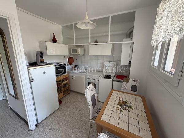 Superbe appartement T2 en très bon état, idéalement situé en bordure du centre-ville, offrant un cadre de vie pratique où tout se fait à pied tout en restant au calme.

Les points forts du bien :
 Aucun travaux à prévoir : appartement soigné, vous n'avez plus qu'à poser vos valises.

 Pièce de vie confortable : salon spacieux et climatisé.

 Espace extérieur : belle loggia pour profiter des beaux jours.

 Côté Accessibilité : situé dans une copropriété bien entretenue avec ascenseur.
Annexes & Stationnement :
 Une cave privative, parfaite pour le stockage.
 Accès au parking commun de la résidence pour se garer facilement.

Informations financières :
 Faibles charges de copropriété : seulement 45 € / mois.
Idéal pour un premier achat, un pied-à-terre ou un investissement locatif clef en main.

Diagnostics en cours / Disponibilité immédiate.

Contactez-moi par message ou téléphone pour organiser une visite !