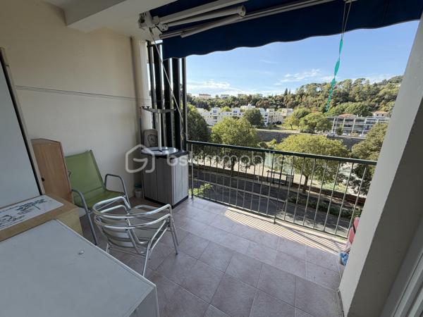 Superbe appartement T2 en très bon état, idéalement situé en bordure du centre-ville, offrant un cadre de vie pratique où tout se fait à pied tout en restant au calme.

Les points forts du bien :
 Aucun travaux à prévoir : appartement soigné, vous n'avez plus qu'à poser vos valises.

 Pièce de vie confortable : salon spacieux et climatisé.

 Espace extérieur : belle loggia pour profiter des beaux jours.

 Côté Accessibilité : situé dans une copropriété bien entretenue avec ascenseur.
Annexes & Stationnement :
 Une cave privative, parfaite pour le stockage.
 Accès au parking commun de la résidence pour se garer facilement.

Informations financières :
 Faibles charges de copropriété : seulement 45 € / mois.
Idéal pour un premier achat, un pied-à-terre ou un investissement locatif clef en main.

Diagnostics en cours / Disponibilité immédiate.

Contactez-moi par message ou téléphone pour organiser une visite !