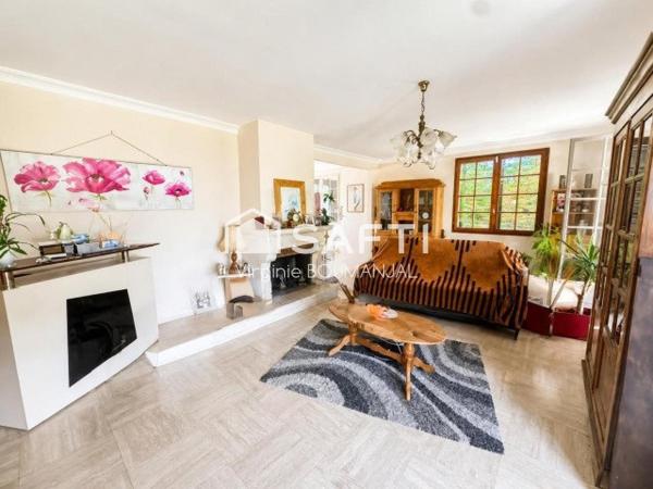 Maison 6 chambres, sous sol complet et jardin clos.