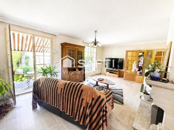 Maison 6 chambres, sous sol complet et jardin clos.