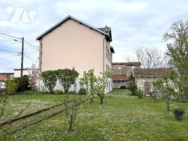 Immeuble comprenant 2 logements, (ou maison d'habitation), garages, + terrain (constructible)