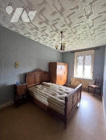 Immeuble comprenant 2 logements, (ou maison d'habitation), garages, + terrain (constructible)