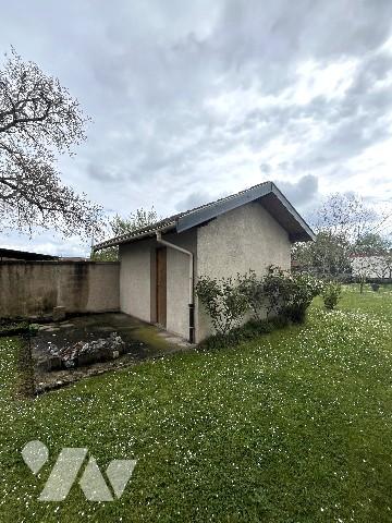 Immeuble comprenant 2 logements, (ou maison d'habitation), garages, + terrain (constructible)