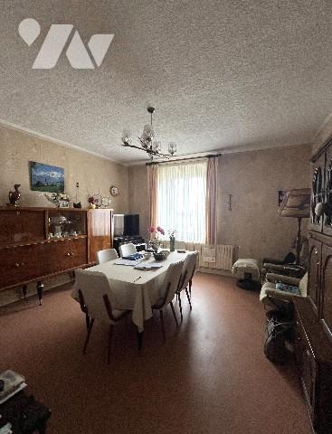 Immeuble comprenant 2 logements, (ou maison d'habitation), garages, + terrain (constructible)