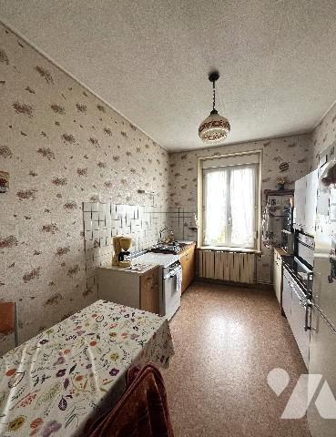 Immeuble comprenant 2 logements, (ou maison d'habitation), garages, + terrain (constructible)