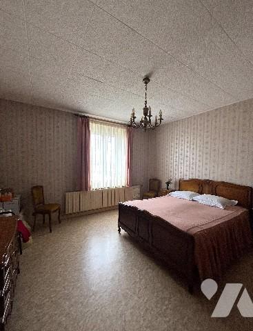 Immeuble comprenant 2 logements, (ou maison d'habitation), garages, + terrain (constructible)