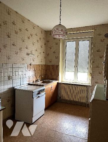 Immeuble comprenant 2 logements, (ou maison d'habitation), garages, + terrain (constructible)