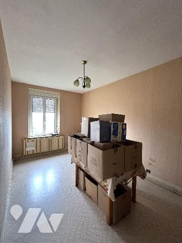 Immeuble comprenant 2 logements, (ou maison d'habitation), garages, + terrain (constructible)