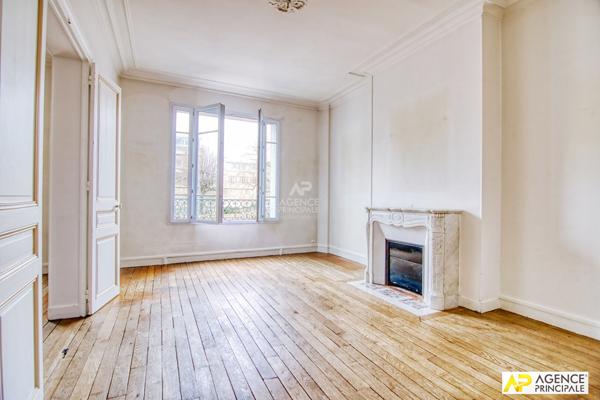 Versailles Notre-Dame les Prés - Appartement 4 pièces 93 .34 m² carrez avec cave et balcon situé au 1er étage d'un superbe immeuble ancien €1 036 000 ** - Référence 25557