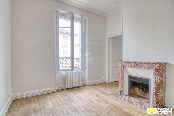 Versailles Notre-Dame les Prés - Appartement 4 pièces 93 .34 m² carrez avec cave et balcon situé au 1er étage d'un superbe immeuble ancien €1 036 000 ** - Référence 25557