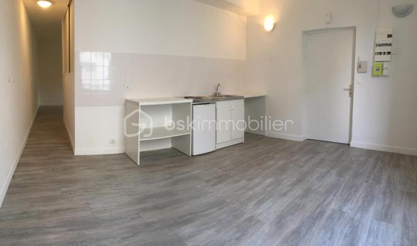 A Provins/cœur de ville, situé à 2min à pied de la gare (Paris-Est 1h) avec toutes les commodités à proximité à pied, je vous invite à découvrir cet appartement (actuellement loué) situé en rez-de-chaussée, offrant 41m2 en surface habitable composé d'un séjour/cuisine (équipée) de17m2, une grande chambre de 16m2, une salle de bains avec cabine de douche et wc.
Menuiseries : PVC/DV
Chauffage : Individuel/électrique
Assainissement : TAE
Fibre: ok (orange)
Loyer : 500€ /mois cc (450€ hc) / bail de 3 ans (signé 04/2024)
Habitable de suite...