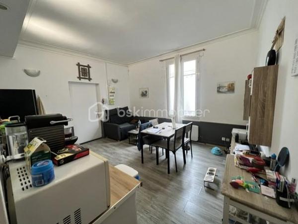 A Provins/cœur de ville, situé à 2min à pied de la gare (Paris-Est 1h) avec toutes les commodités à proximité à pied, je vous invite à découvrir cet appartement (actuellement loué) situé en rez-de-chaussée, offrant 41m2 en surface habitable composé d'un séjour/cuisine (équipée) de17m2, une grande chambre de 16m2, une salle de bains avec cabine de douche et wc.
Menuiseries : PVC/DV
Chauffage : Individuel/électrique
Assainissement : TAE
Fibre: ok (orange)
Loyer : 500€ /mois cc (450€ hc) / bail de 3 ans (signé 04/2024)
Habitable de suite...