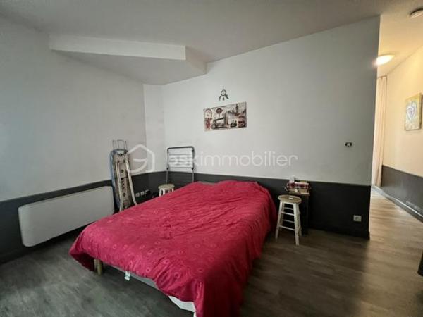 A Provins/cœur de ville, situé à 2min à pied de la gare (Paris-Est 1h) avec toutes les commodités à proximité à pied, je vous invite à découvrir cet appartement (actuellement loué) situé en rez-de-chaussée, offrant 41m2 en surface habitable composé d'un séjour/cuisine (équipée) de17m2, une grande chambre de 16m2, une salle de bains avec cabine de douche et wc.
Menuiseries : PVC/DV
Chauffage : Individuel/électrique
Assainissement : TAE
Fibre: ok (orange)
Loyer : 500€ /mois cc (450€ hc) / bail de 3 ans (signé 04/2024)
Habitable de suite...