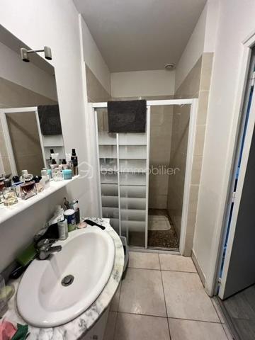 A Provins/cœur de ville, situé à 2min à pied de la gare (Paris-Est 1h) avec toutes les commodités à proximité à pied, je vous invite à découvrir cet appartement (actuellement loué) situé en rez-de-chaussée, offrant 41m2 en surface habitable composé d'un séjour/cuisine (équipée) de17m2, une grande chambre de 16m2, une salle de bains avec cabine de douche et wc.
Menuiseries : PVC/DV
Chauffage : Individuel/électrique
Assainissement : TAE
Fibre: ok (orange)
Loyer : 500€ /mois cc (450€ hc) / bail de 3 ans (signé 04/2024)
Habitable de suite...