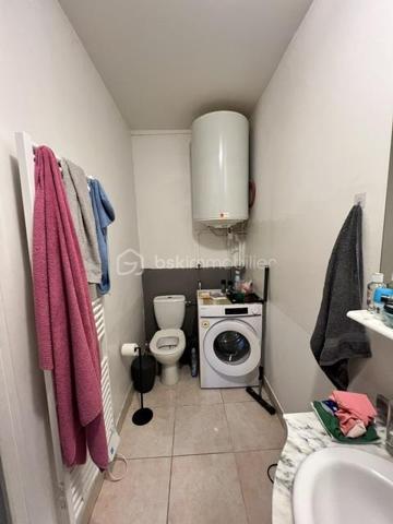 A Provins/cœur de ville, situé à 2min à pied de la gare (Paris-Est 1h) avec toutes les commodités à proximité à pied, je vous invite à découvrir cet appartement (actuellement loué) situé en rez-de-chaussée, offrant 41m2 en surface habitable composé d'un séjour/cuisine (équipée) de17m2, une grande chambre de 16m2, une salle de bains avec cabine de douche et wc.
Menuiseries : PVC/DV
Chauffage : Individuel/électrique
Assainissement : TAE
Fibre: ok (orange)
Loyer : 500€ /mois cc (450€ hc) / bail de 3 ans (signé 04/2024)
Habitable de suite...