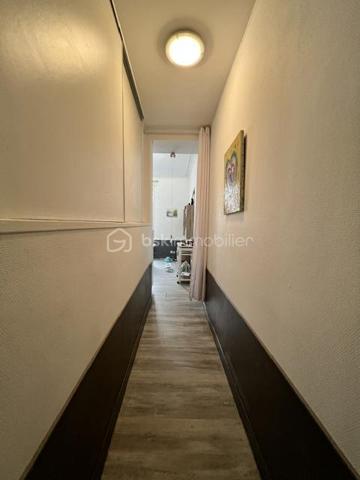 A Provins/cœur de ville, situé à 2min à pied de la gare (Paris-Est 1h) avec toutes les commodités à proximité à pied, je vous invite à découvrir cet appartement (actuellement loué) situé en rez-de-chaussée, offrant 41m2 en surface habitable composé d'un séjour/cuisine (équipée) de17m2, une grande chambre de 16m2, une salle de bains avec cabine de douche et wc.
Menuiseries : PVC/DV
Chauffage : Individuel/électrique
Assainissement : TAE
Fibre: ok (orange)
Loyer : 500€ /mois cc (450€ hc) / bail de 3 ans (signé 04/2024)
Habitable de suite...