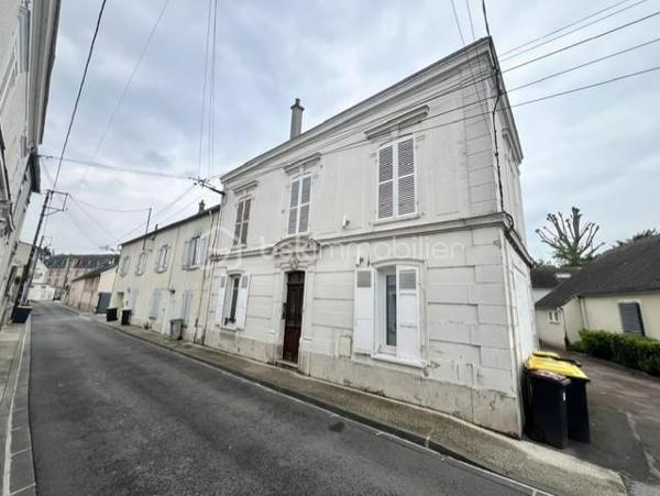 A Provins/cœur de ville, situé à 2min à pied de la gare (Paris-Est 1h) avec toutes les commodités à proximité à pied, je vous invite à découvrir cet appartement (actuellement loué) situé en rez-de-chaussée, offrant 41m2 en surface habitable composé d'un séjour/cuisine (équipée) de17m2, une grande chambre de 16m2, une salle de bains avec cabine de douche et wc.
Menuiseries : PVC/DV
Chauffage : Individuel/électrique
Assainissement : TAE
Fibre: ok (orange)
Loyer : 500€ /mois cc (450€ hc) / bail de 3 ans (signé 04/2024)
Habitable de suite...