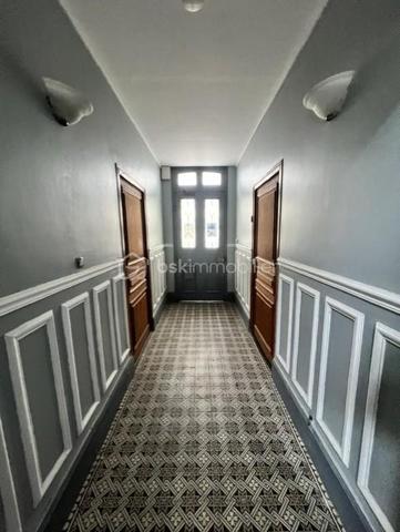 A Provins/cœur de ville, situé à 2min à pied de la gare (Paris-Est 1h) avec toutes les commodités à proximité à pied, je vous invite à découvrir cet appartement (actuellement loué) situé en rez-de-chaussée, offrant 41m2 en surface habitable composé d'un séjour/cuisine (équipée) de17m2, une grande chambre de 16m2, une salle de bains avec cabine de douche et wc.
Menuiseries : PVC/DV
Chauffage : Individuel/électrique
Assainissement : TAE
Fibre: ok (orange)
Loyer : 500€ /mois cc (450€ hc) / bail de 3 ans (signé 04/2024)
Habitable de suite...