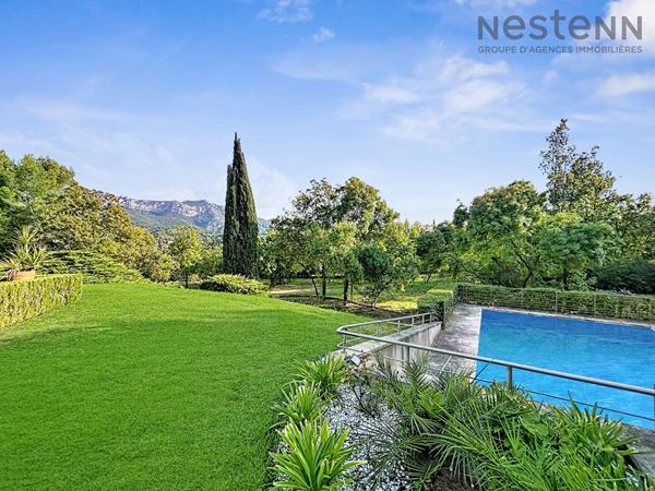 Magnifique villa de près de 300m2 sur plus de 8000m2 de terrain au calme absolu et sans aucun vis à vis