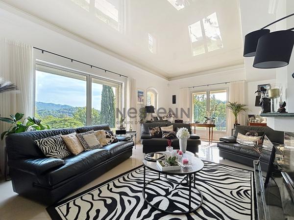 Magnifique villa de près de 300m2 sur plus de 8000m2 de terrain au calme absolu et sans aucun vis à vis