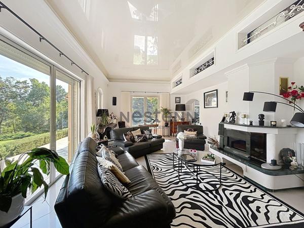 Magnifique villa de près de 300m2 sur plus de 8000m2 de terrain au calme absolu et sans aucun vis à vis