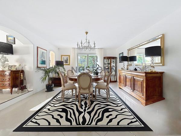 Magnifique villa de près de 300m2 sur plus de 8000m2 de terrain au calme absolu et sans aucun vis à vis