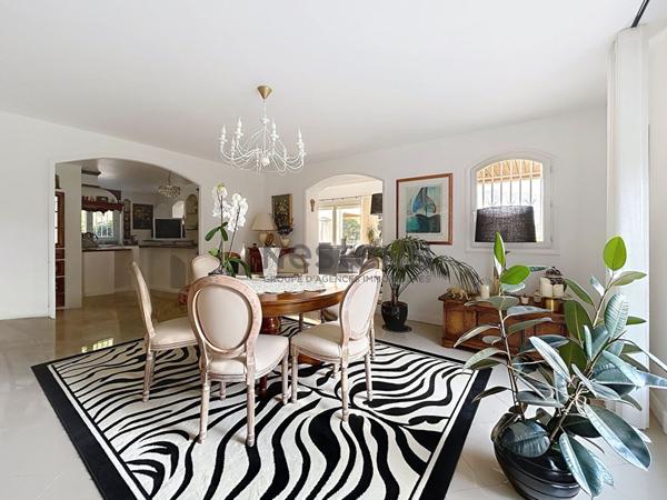 Magnifique villa de près de 300m2 sur plus de 8000m2 de terrain au calme absolu et sans aucun vis à vis