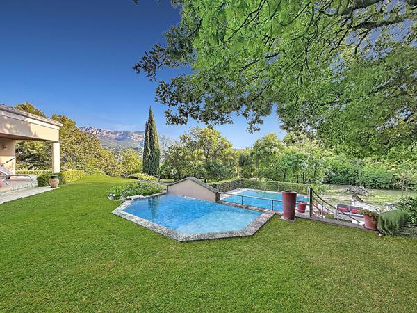 Magnifique villa de près de 300m2 sur plus de 8000m2 de terrain au calme absolu et sans aucun vis à vis
