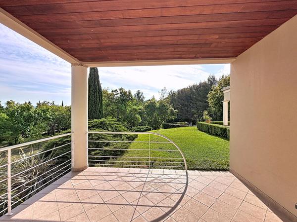 Magnifique villa de près de 300m2 sur plus de 8000m2 de terrain au calme absolu et sans aucun vis à vis