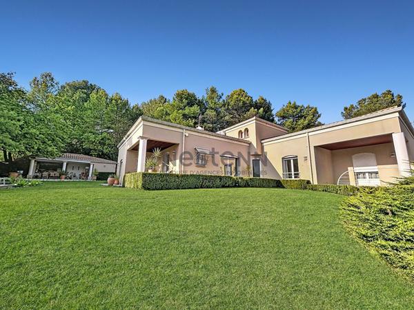 Magnifique villa de près de 300m2 sur plus de 8000m2 de terrain au calme absolu et sans aucun vis à vis