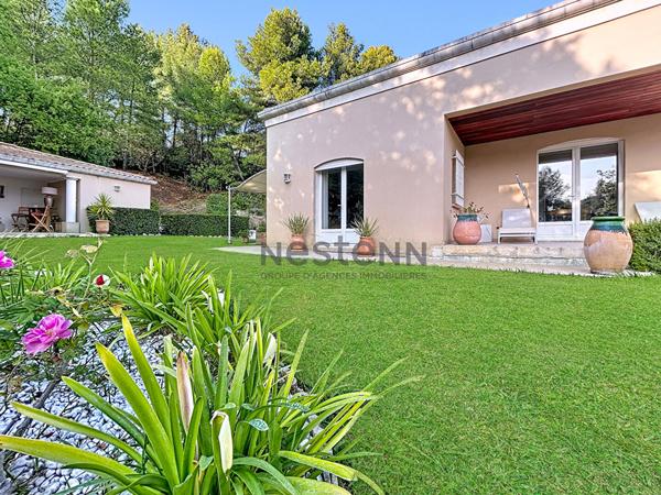 Magnifique villa de près de 300m2 sur plus de 8000m2 de terrain au calme absolu et sans aucun vis à vis