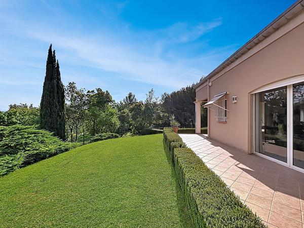 Magnifique villa de près de 300m2 sur plus de 8000m2 de terrain au calme absolu et sans aucun vis à vis